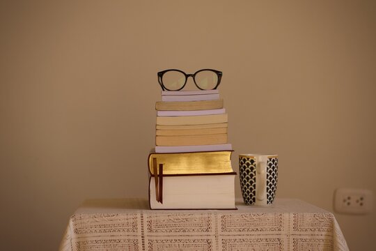 Biblia y libros apilado