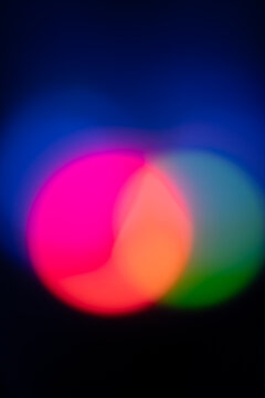 Haz de luz de colores vibrantes sobre fondo azul oscuro. Luces abstractas desenfocadas