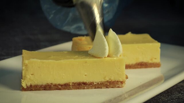 Colocacion decoracion de crema a torta a mano lista para comer
