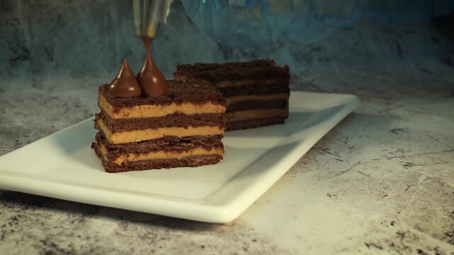 fabricacion de chocotorta poniendo dulce de leche lista para comer