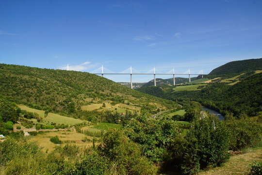 France la vall&eacute;e du Tarn avec le viaduc de Millau en toile de fond