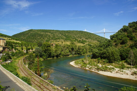 France la vall&eacute;e du Tarn avec le viaduc de Millau en toile de fond