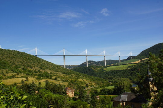 France la vall&eacute;e du Tarn avec le viaduc de Millau en toile de fond