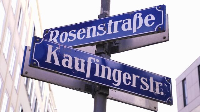 Typisches M&uuml;nchner Stra&szlig;enschild in der Innenstadt