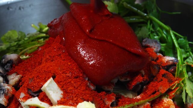 Korean traditional side dish spicy bamboo shoot salad Juksun cho muchim K-food cooking 대한민국 한국 전통 반찬 요리 죽순초무침 죽순 대나무 식재료 고추장 식초 참기름 들기름 고추가루 케이푸드 새콤달콤 매콤한 풍미 감칠맛 아삭한 식감 나물 채소 야채 양념 버무리기 조리 과정 주방 식당 맛집