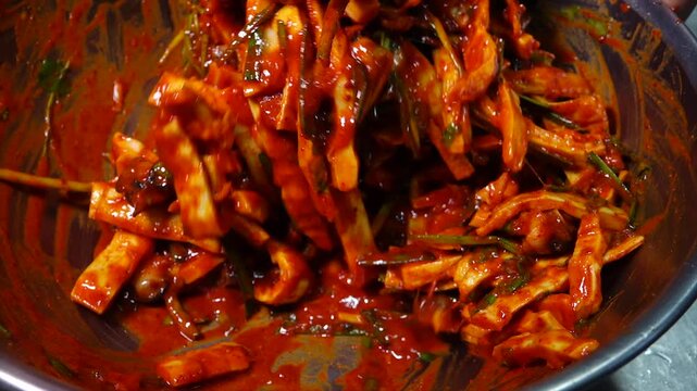 Korean traditional side dish spicy bamboo shoot salad Juksun cho muchim K-food cooking 대한민국 한국 전통 반찬 요리 죽순초무침 죽순 대나무 식재료 고추장 식초 참기름 들기름 고추가루 케이푸드 새콤달콤 매콤한 풍미 감칠맛 아삭한 식감 나물 채소 야채 양념 버무리기 조리 과정 주방 식당 맛집