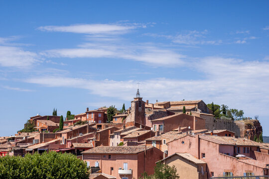 Village ocre de Roussillon sous le ciel bleu proven&ccedil;al