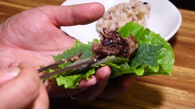 Korean traditional food pork Tteokgalbi rice wrap Ssambap lettuce K-food dining 대한민국 한국 전통 음식 케이푸드 돼지떡갈비 떡갈비 쌈밥 쌈 고기쌈 상추 쌈채소 야채 채소 신선식품 식재료 식자재 다짐육 구이 요리 조리 주방 식당 맛집 비법 전통의 맛 깊은 풍미 고소한 향 감칠맛 육즙 불맛 미식 