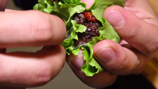Korean traditional food pork Tteokgalbi rice wrap Ssambap lettuce K-food dining 대한민국 한국 전통 음식 케이푸드 돼지떡갈비 떡갈비 쌈밥 쌈 고기쌈 상추 쌈채소 야채 채소 신선식품 식재료 식자재 다짐육 구이 요리 조리 주방 식당 맛집 비법 전통의 맛 깊은 풍미 고소한 향 감칠맛 육즙 불맛 미식 