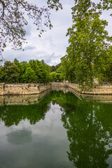 Fototapeta premium Le Canal de la Fontaine à Nîmes dans le Gard en France