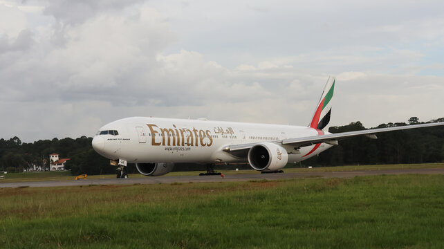 Avi&atilde;o da Emirates registrado em opera&ccedil;&atilde;o regular no Aeroporto Internacional de Guarulhos durante procedimento de taxiamento. Guarulhos SP 10 Maio 2026.