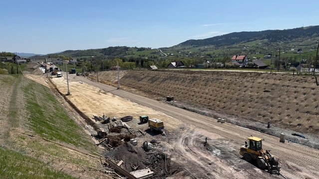 Construction of railway line LK104 with advanced ground stabilization and engineering structures. Geotechnical works including pile walls, soil reinforcement, ground nails, and slope protection system