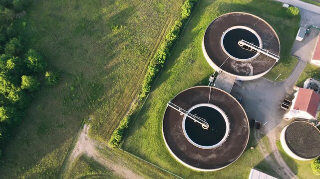 Luftbildaufnahme von Kl&auml;rbecken einer Kl&auml;ranlage 