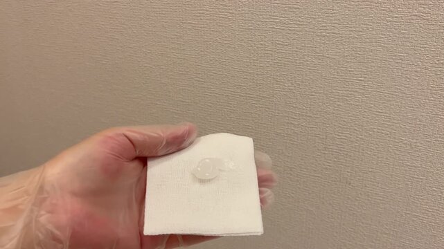 ガーゼに軟膏を出す