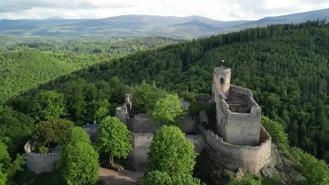 Zamek Chojnik - Polska - zamek położony na szczycie g&oacute;ry Chojnik. Piękne widoki na Karkonosze, Śnieżke i niesamowite lasy nagrane dronem. G&oacute;ry, lasy, Karkonosze, piękne widoki