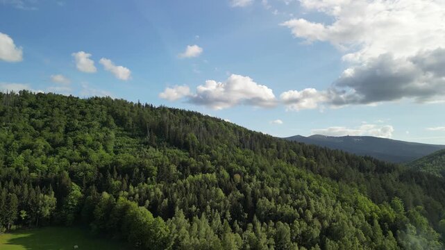 G&oacute;ra Chojnik - Polska - Piękne widoki na Karkonosze, Śnieżke i niesamowite lasy nagrane dronem. G&oacute;ry, lasy, Karkonosze, piękne widoki