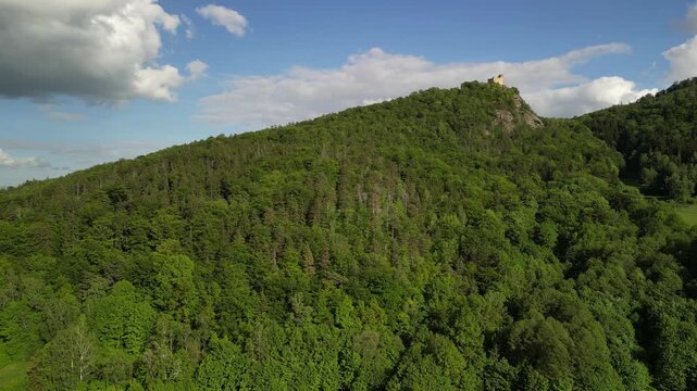 G&oacute;ra Chojnik - Polska - Piękne widoki na Karkonosze, Śnieżke i niesamowite lasy nagrane dronem. G&oacute;ry, lasy, Karkonosze, piękne widoki