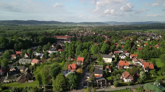 Śnieżne kotły - Polska - niesamowite polodowcowe formacje skalne w Karkonoszach oraz schronisko nagrane dronem z powietrza. G&oacute;ry, Karkonosze, skały, piękne g&oacute;rskie widoki