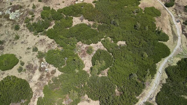 Śnieżne kotły - Polska - niesamowite polodowcowe formacje skalne w Karkonoszach oraz schronisko nagrane dronem z powietrza. G&oacute;ry, Karkonosze, skały, piękne g&oacute;rskie widoki