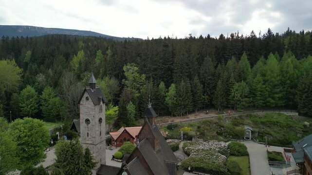 Świątynia Wang Karpacz - Polska - panorama Karkonoszy, miasta Karpacz i kościoła nagrana dronem, ujęcia z powietrza. Świątynia, g&oacute;ry, lasy, miasto