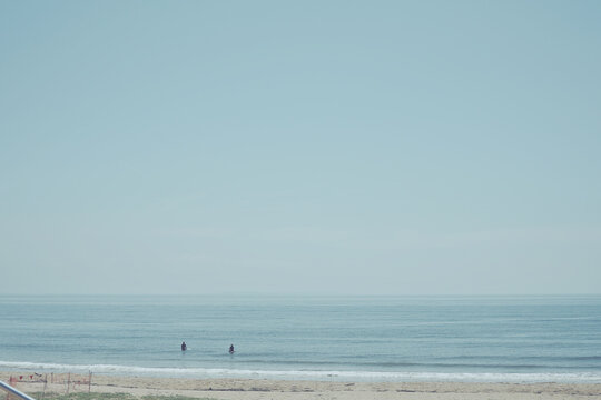 波待ちするサーファーと海風景