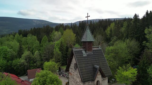 Świątynia Wang Karpacz - Polska - panorama Karkonoszy, miasta Karpacz i kościoła nagrana dronem, ujęcia z powietrza. Świątynia, g&oacute;ry, lasy, miasto