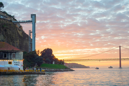 Boca Vento April Bridge Lisbon