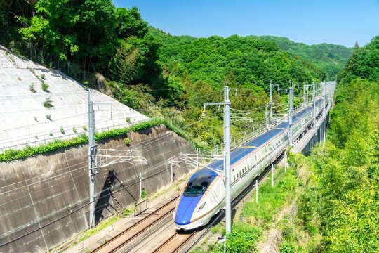 春の安中市を走る 北陸新幹線
