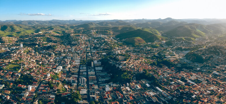 Vista a&eacute;rea panor&acirc;mica de Te&oacute;filo Otoni, Minas Gerais