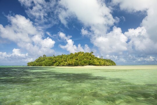 Beautiful little islet in the lagoon of Wallis, Wallis and Futuna