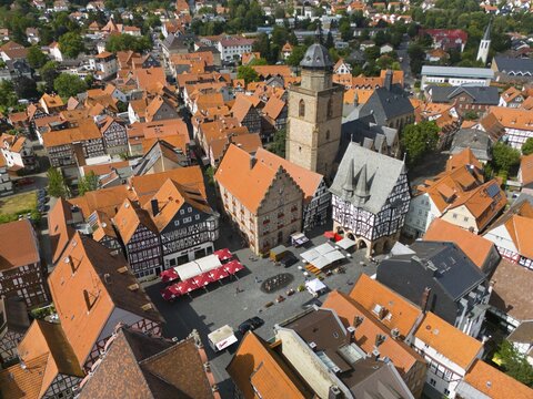 Bird's eye view of the lively market square of a historic town with half-timbered houses and a church, aerial view, B&uuml;ckinghaus, wine house, Walpurgis church, town hall, market square, old town, Alsfeld, Hesse, Germany