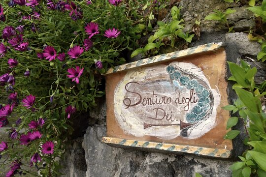 Sign post Sentiero degli dei, Way of the Gods, hiking trail in Nocelle, Amalfi Coast, Costiera Amalfitana, Province of Salerno, Campania, Italy