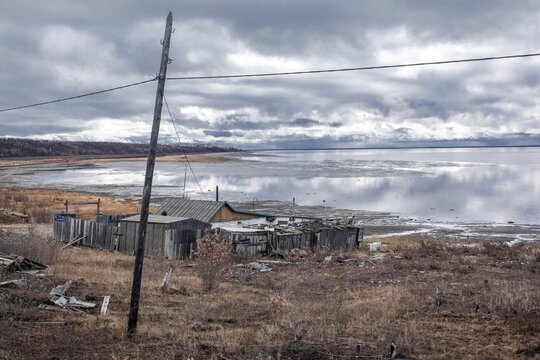 House on the coast at the mouth of the Kolyma into the White Sea, permafrost thaws, the property is soon flooded, Chersky, Yakutia, Russia
