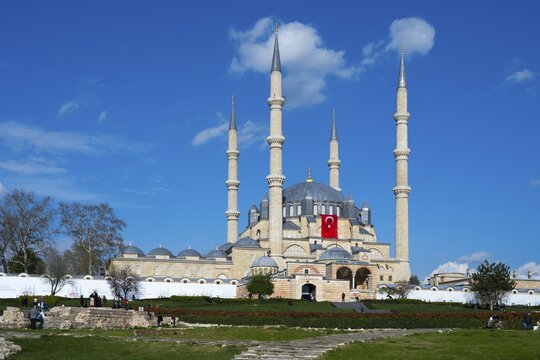 Large mosque with four high minarets, Turkish flag hanging on the fa&ccedil;ade. The sky is clear and blue. Selimiye Mosque, Edirne Selimiye Camii, Ottoman architecture, UNESCO World Heritage Site, Edirne, Eastern Thrace, Turkey