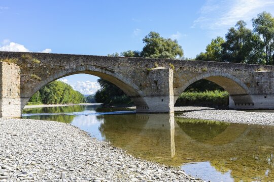 Stone arch bridge, Ponte Buriano, over the river Arno, near Arezzo, Tuscany, Italy