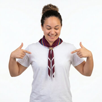 Mulher jovem sorridente com len&ccedil;o de escoteiro apontando para sua camiseta branca