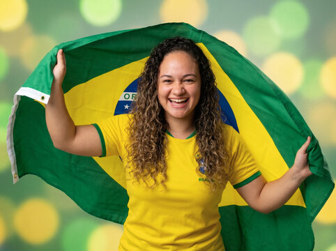 Mulher emocionada torcedora da sele&ccedil;&atilde;o brasileira segurando a bandeira do Brasil