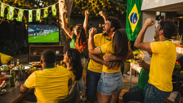 Torcedores brasileiros comemorando em festa no terra&ccedil;o