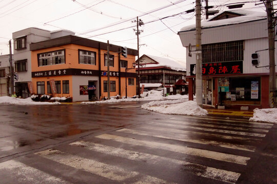 福島県会津市 - 2025年1月12日：厳しい冬の南会津の雪景色に覆われた会津田島街並み