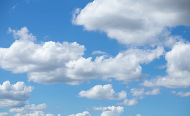 Obraz premium Beautiful blue sky with white clouds on a sunny day background