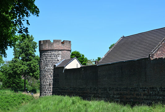 Rundes Eckturm und die Stadtmauer in Zons bei Dormagen, Deutschland