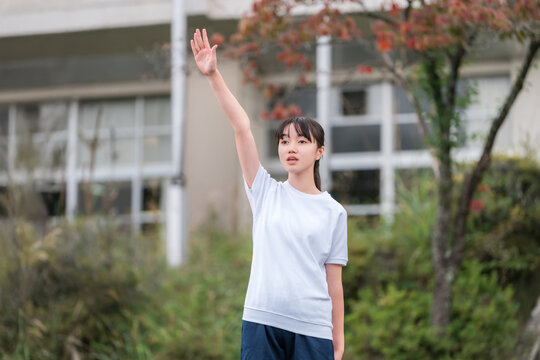 Female students in gym uniforms taking the athletes' oath at the school sports festival.