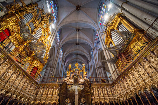 preparacion de la esposicion de la Catedral  de Toledo primada de Espana por su 800 aniversario