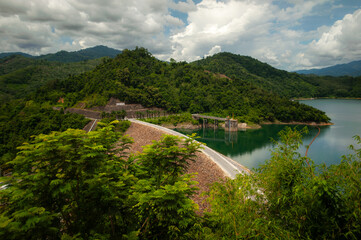Fototapeta premium A large dam surrounded by mountains and forests in its natural environment.