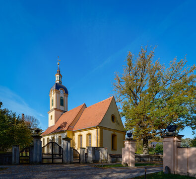 Die denkmalgesch&uuml;tzte ehemalige Schlosskirche Sch&ouml;neiche wird heute f&uuml;r profane Zwecke genutzt (Ansicht von S&uuml;dosten)