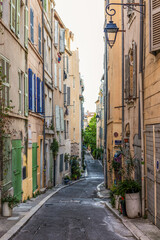 Fototapeta premium Ruelles hautes-en-couleurs dans le quartier du panier à Marseille