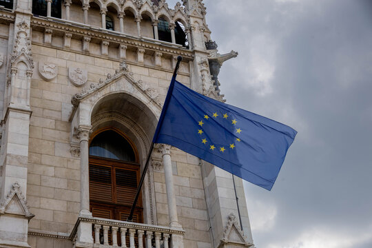 The EU flag is again flying from official building in Hungary