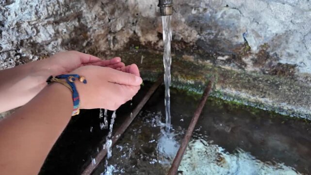 mani bere acqua fontana fonte pura 