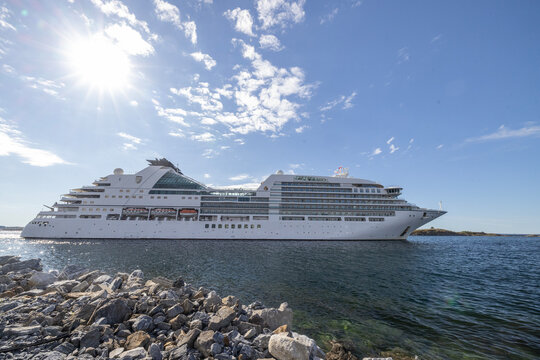 SEABOURN OVATION (IMO: 9764958) is a Passenger Ship and is sailing under the flag of BAHAMAS. Here departure from Br&oslash;nn&oslash;ysund Norway