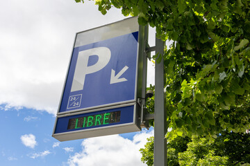 Automobile parking icon signpost displaying vacancy message (libre) on electronic board © Firnthirith